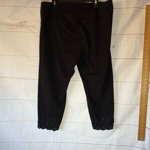 Stylish Black Ankle Leggings with Lace Hem